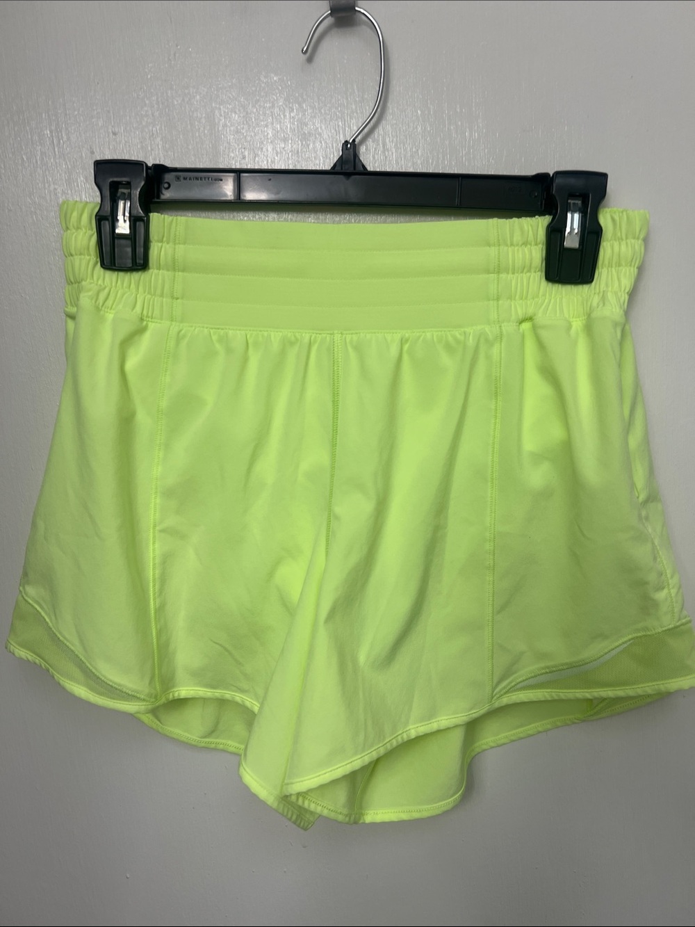 Lululemon Hotty Hot High-Rise Short 4” Highlight Yellow, Size 6, W7AW7T, EUC - Picture 4 of 11